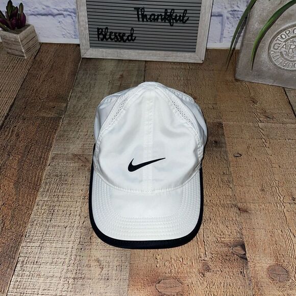 White Nike strap back hat featherlight dri fit - Picture 1 of 8
